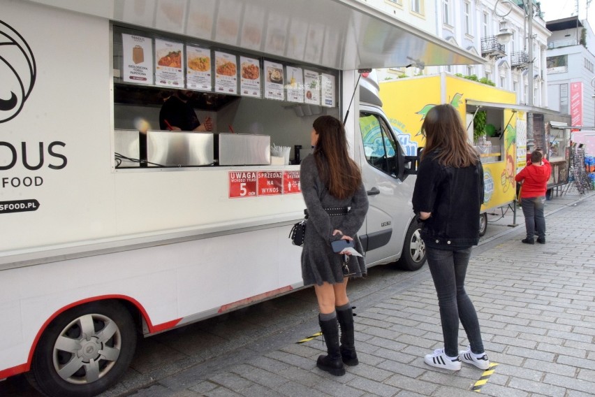 W Kielcach ruszył Street Food Festival. Food trucki z pysznościami i tłumy ludzi na deptaku (WIDEO, ZDJĘCIA)