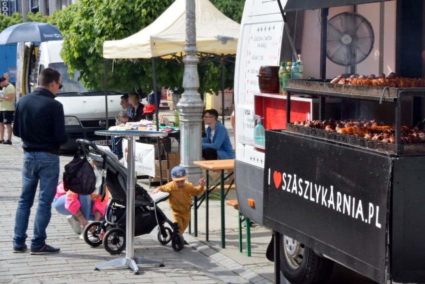 W Kielcach ruszył Street Food Festival. Food trucki z pysznościami i tłumy ludzi na deptaku (WIDEO, ZDJĘCIA)