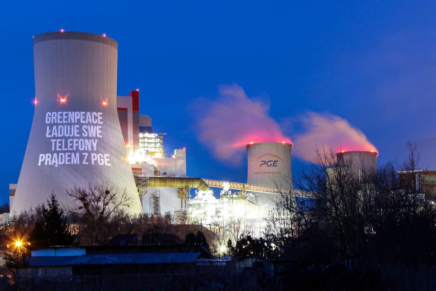 Geenpeace ładuje swe telefony prądem z PGE - taki napis...