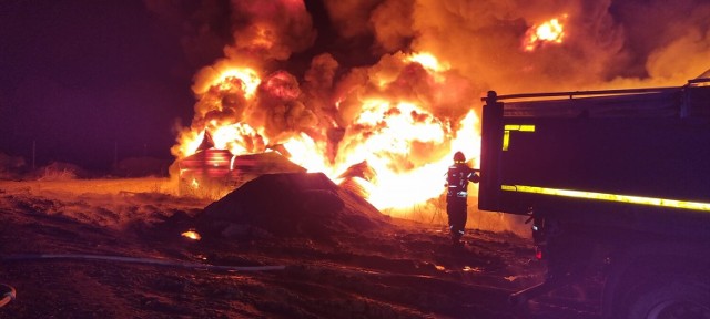 Pożar hali w miejscowości Wieszowa - zdarzenie wyglądało bardzo groźnie, ale na szczęście nikt nie ucierpiał.