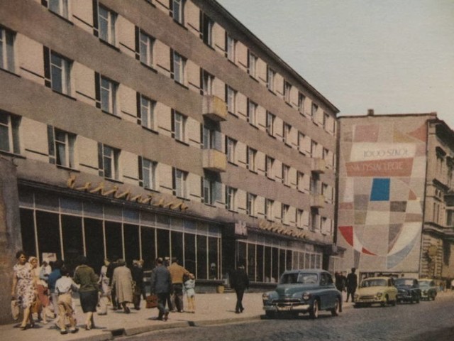 Opole. Ul. Krakowska i kultowe Delikatesy. Tak ta reprezentacyjna część miasta wyglądała na początku lat 70. Kto pamięta jeszcze mural na pobliskim budynku "1000 szkół na Tysiąclecie"?