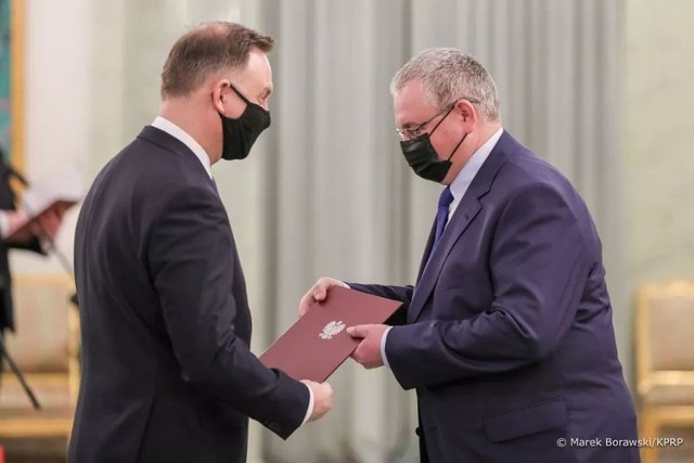 Nominacje sędziowskie w Pałacu Prezydenckim. Akt powołania na sędziego odbiera Krzysztof Grajcar.