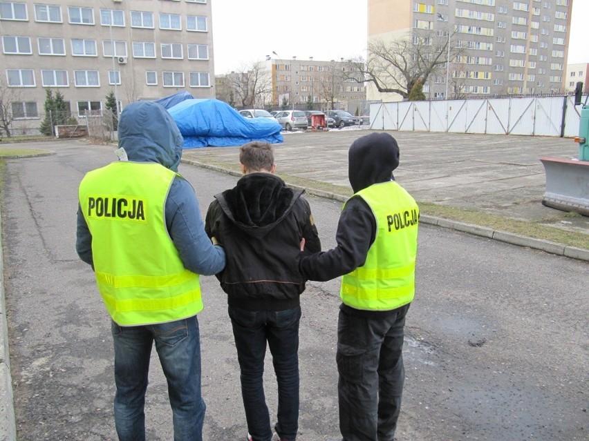 Rozbój we Włocławku. Policjanci zatrzymali 18 i 19-latka [ZDJĘCIA, FILM]