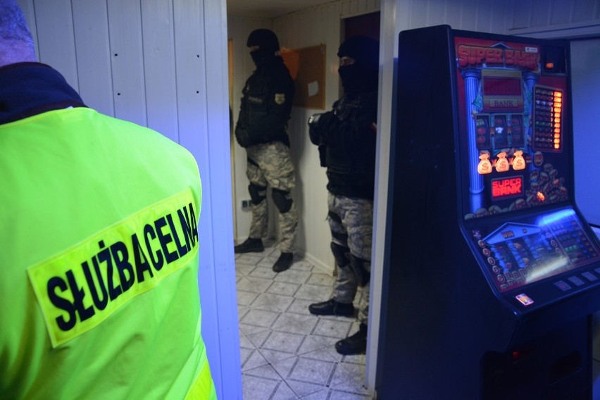 Policjanci i celnicy zarekwirowali 8 nielegalnych automatów do gier oraz narkotyki [foto, video]