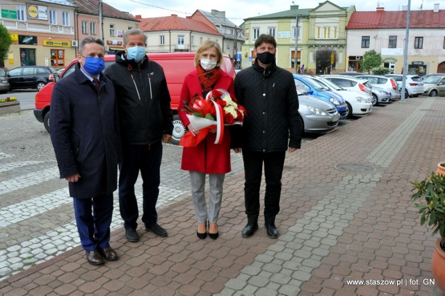 W Staszowie uczczono śmierć marszałka Józefa Piłsudskiego. Kwiaty złożyli od lewej: burmistrz Leszek Kopeć, starosta Józef Żółciak, wiceburmistrz Ewa Kondek i prezes Staszowskiego Towarzystwa Kulturalnego Dariusz Kubalski.