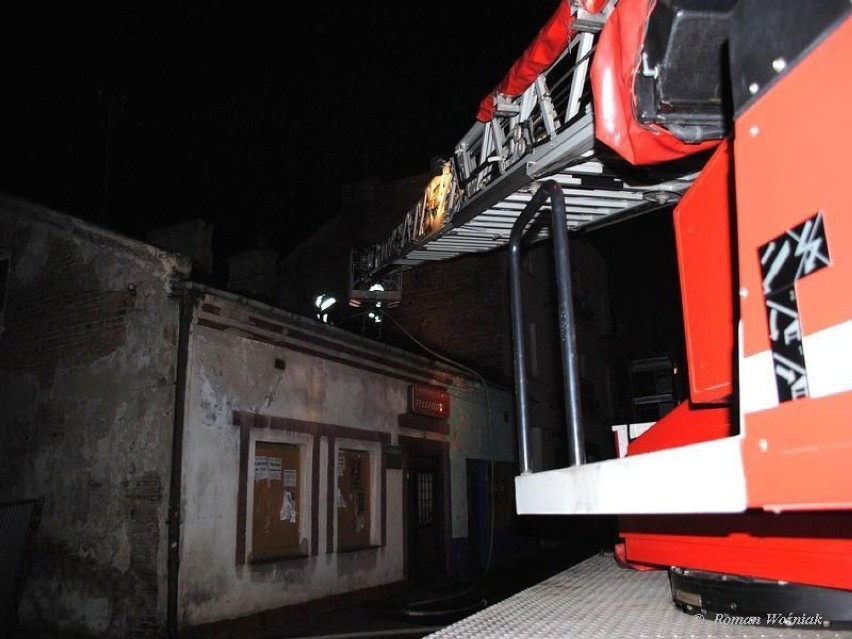 Drabina strażacka PSP Pruszków przy pożarze domu w...