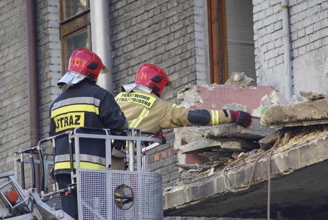 W poniedziałek, 25 lutego, w jednej z kamienicy przy ul. Chełmońskiego na Łazarzu spadł balkon od strony ulicy Grottgera. Na miejsce przybyła straż pożarna, by zabezpieczyć miejsce zdarzenia. 

Zobacz kolejne zdjęcie ---->