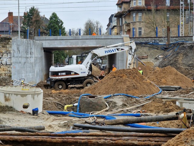 Trwa przebudowa przejazdu pod linią kolejową na Pasiece w Opolu. Robotnicy obecnie m.in. poszerzają i pogłębiają prześwit pod wiaduktem na ul. Powstańców Śląskich.