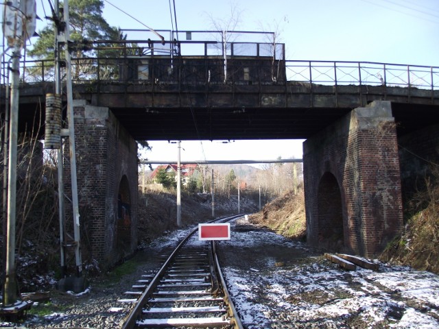 Zdewastowany wiadukt w Piechowicach.