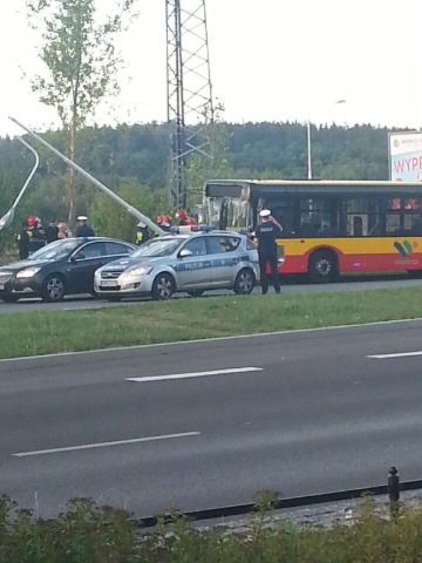 Na al. Podwale w Wałbrzychu autobus uderzył w latarnię....
