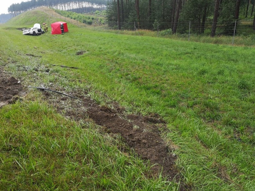 Powiat nowotomyski.Wypadek luksusowego Mercedesa na autostradzie A2 [ZDJĘCIA]