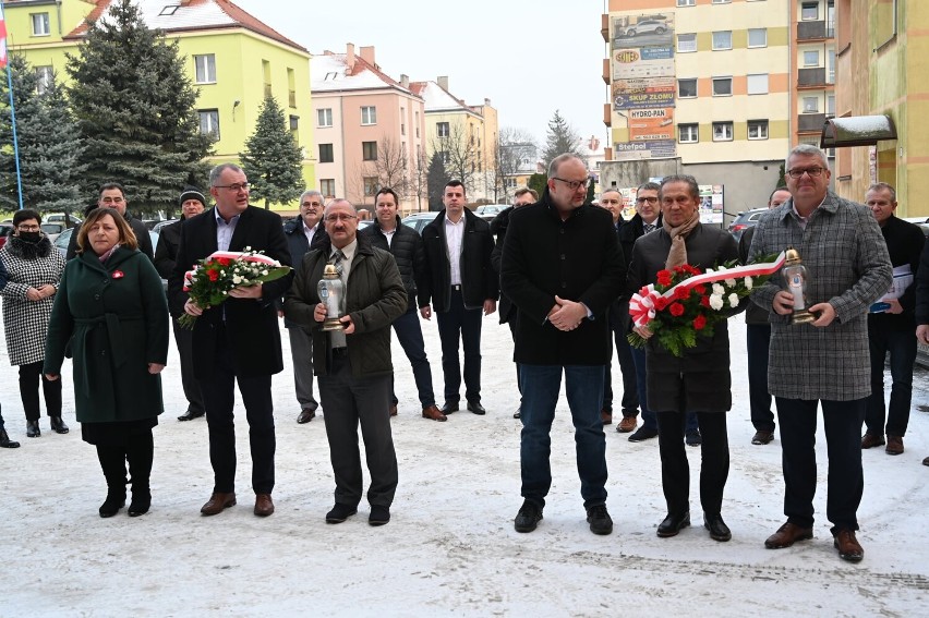Radni złożyli kwiaty pod tablicami „Bohaterów Niepodległości” i por. Ludwika Bociańskiego