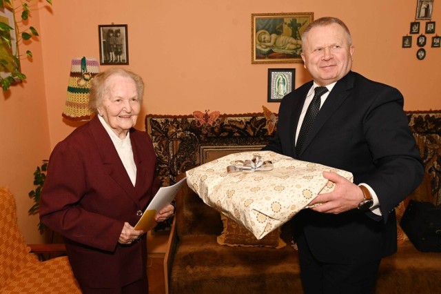 W imieniu władz samorządowych zastępca burmistrza Janusz Stasiak  podziękował jubilatce za wszelkie trudy i owoce minionych lat, jak również złożył na jej ręce upominek oraz list gratulacyjny.
