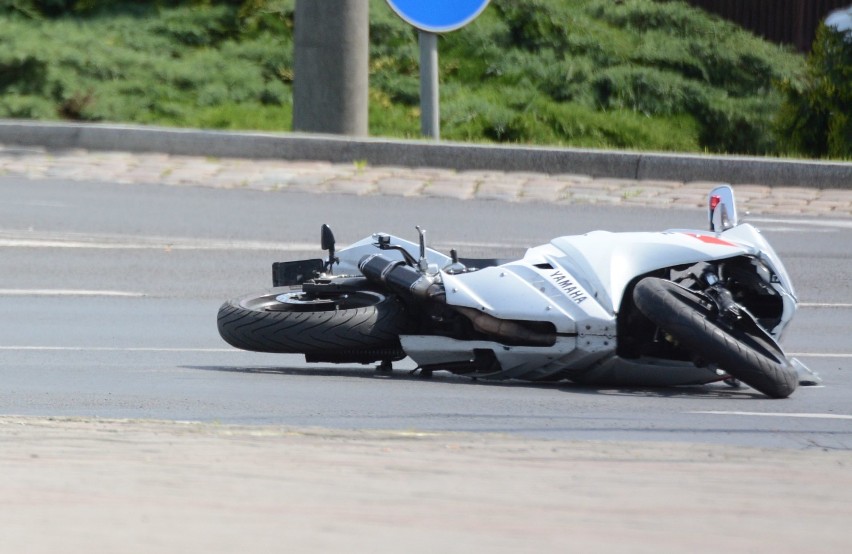 Motocykl zderzył się z samochodem w centrum Grudziądza [zdjęcia]