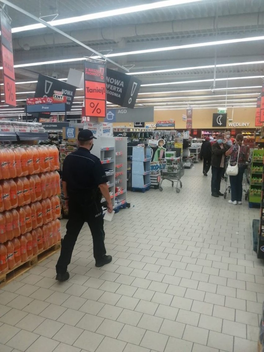 Sanepid i policja w marketach w Kołobrzegu. Sprawdzali czy wszyscy mają obowiązkowe maseczki