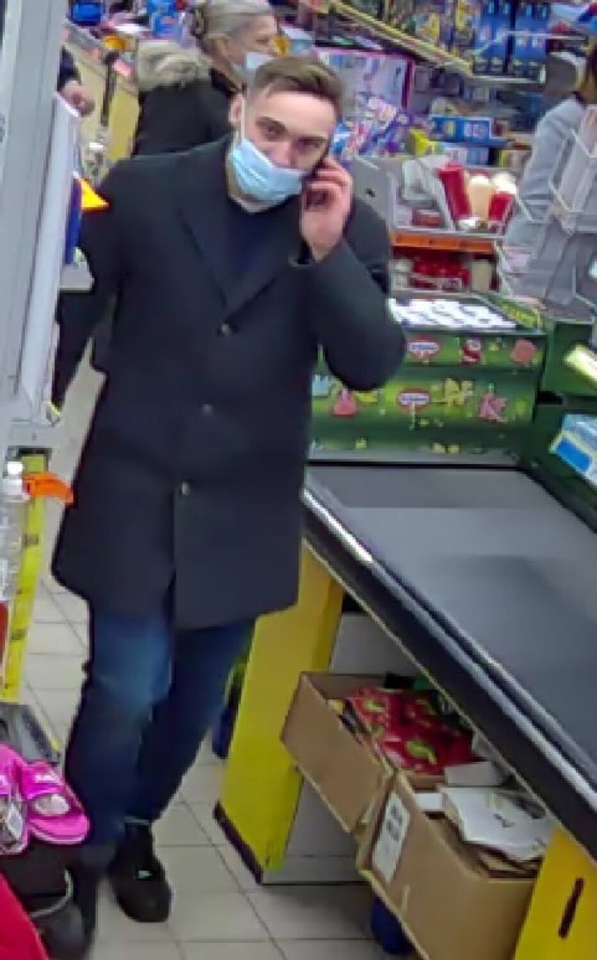 Ukradli alkohol ze sklepu w Rogoźnie. Policja ujawnia ich wizerunek