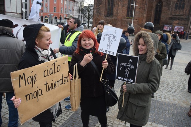 W Dzień Kobiet kobiety i popierający je mężczyźni protestowali w Gorzowie.