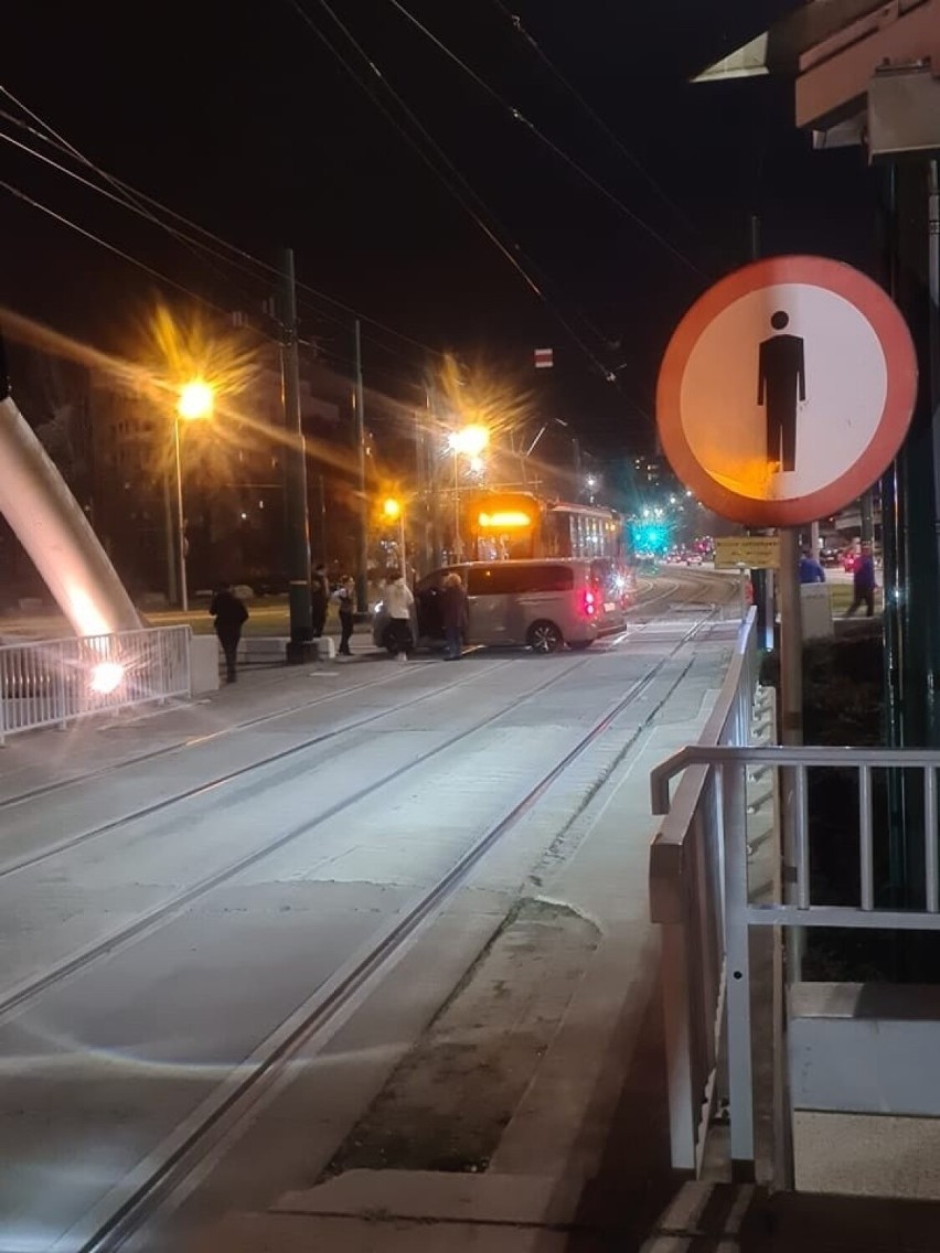 Kolizja samochodu osobowego z tramwajem na rondzie przy Spodku w Katowicach