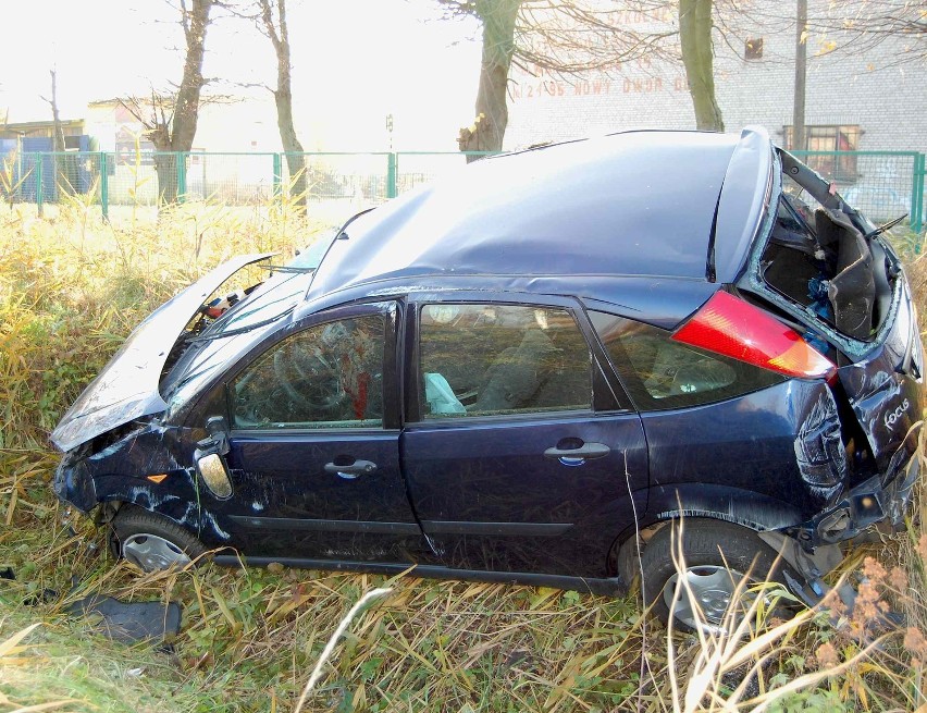 Auto dachowało na drodze między Kmiecinem a Nowym Dworem Gdańskim