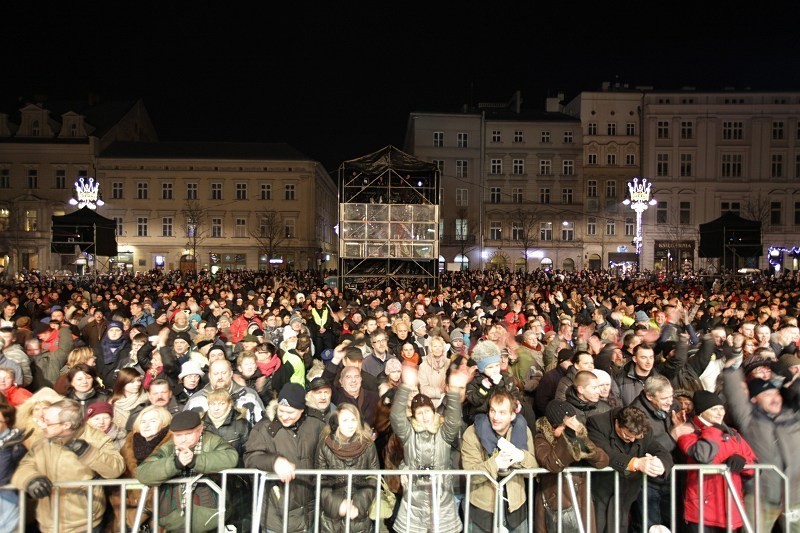 Kraków: kilkanaście tys. osób powitało Nowy Rok na Rynku...