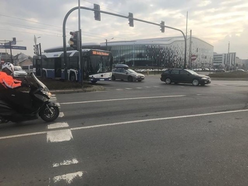 Kraków. Wypadek na rondzie Grunwaldzkim. Karetka nie jechała do pacjenta