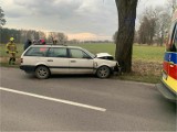 23-letni kierowca uderzył w drzewo w Borui Nowej. Trwa akcja służb! 