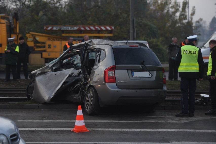 Tramwaj zderzył się z samochodem. Pięć osób rannych