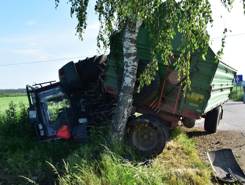 Wypadek w Ostaszewie. Zderzenie ciągnika z osobówką. Dwie osoby trafiły do szpitala. Zdjęcia 