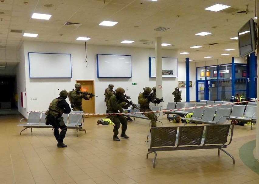 Atak terrorystyczny na wrocławskim lotnisku! Porywacze przejęli samolot (ZDJĘCIA)
