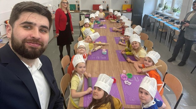 Prezydent Chełma Jakub Banaszek  z najmłodszymi uczniami  podczas otwarcia nowej pracowni techniczno - kulinarnej w SP NR 8. fot.