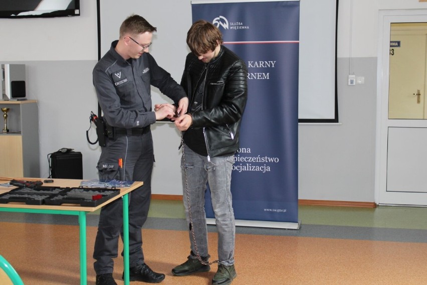 Przedstawiciele służby więziennej z Czarnego odwiedzili uczniów z ZSA w Człuchowie. To była świetna okazja do poznania specyfiki tej pracy!