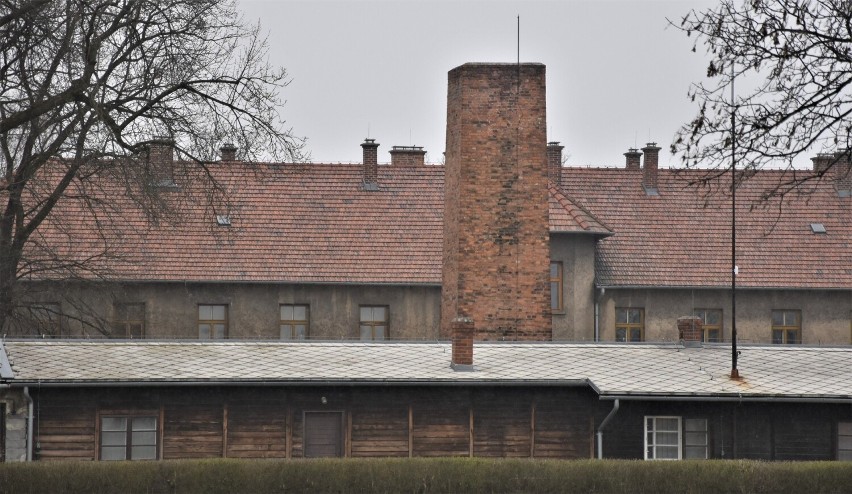 Oświęcim żyje w cieniu swojej bolesnej historii. Turyści...