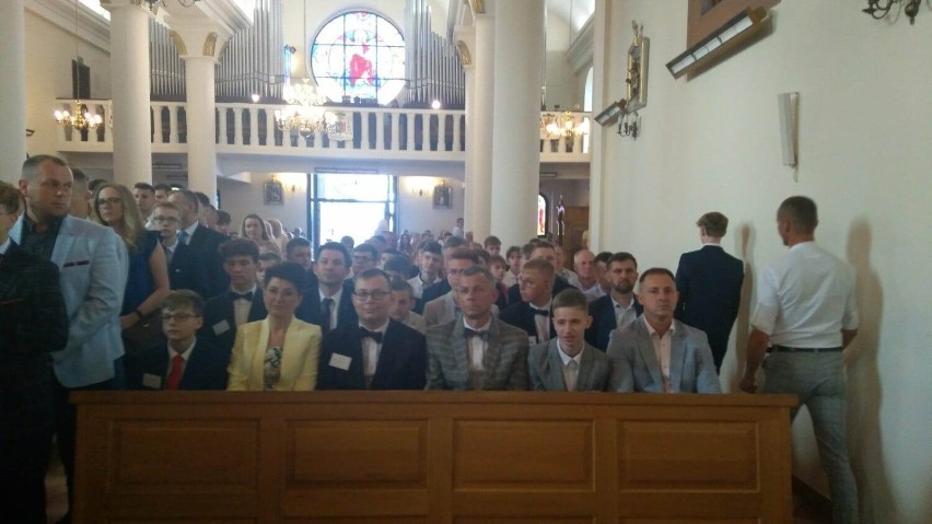Bierzmowanie 66 osób w parafii św. Wojciecha w Sieradzu-Męce