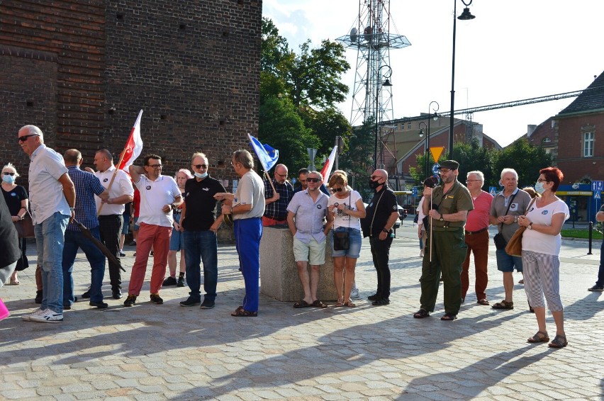 Protest przeciwko "lex TVN" w Nysie. Duża manifestacja pod wieżą Ziębicką