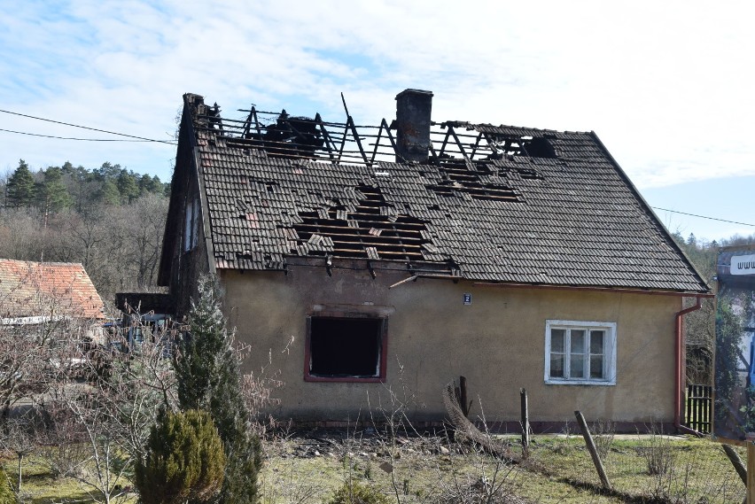 Pożar domu w Białej w gminie Miastko. Mężczyzna trafił do szpitala (FOTO)