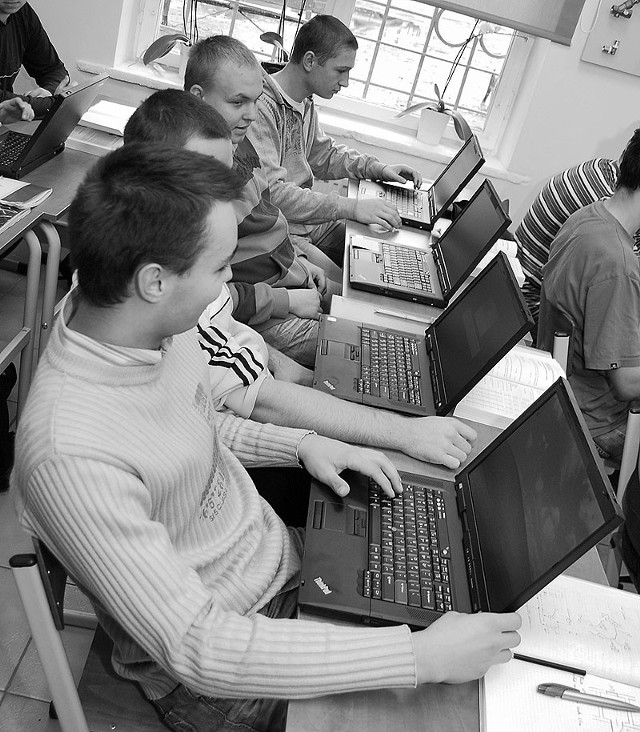 Laptop dla każdego ucznia w klasie &#8211; przyszli technicy w ZSP 3 korzystają z najnowocześniejszego sprzętu i doskonale wyposażonych pracowni.