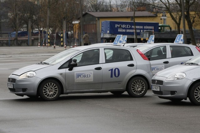 Afera łapówkarska w Pomorskim Ośrodku Ruchu Drogowego -CBA zatrzymało 46 osób podejrzanych o branie łapówek od egzaminowanych. Skala zdarzenia poraża, bo - biorąc pod uwagę rodziny i znajomych - o procederze musiało wiedzieć kilka tysięcy osób.