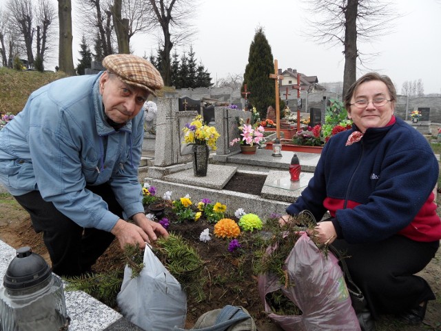 Monitoring rozwiązałby problem kradzieży na cmentarzach - mówią Stanisław Migas i Stefania Kubasa.