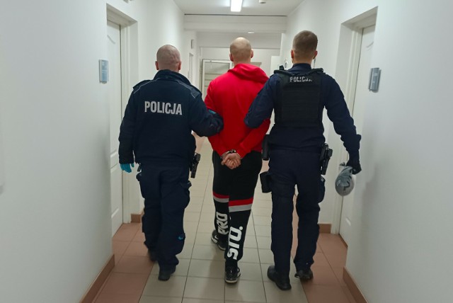 Policjanci patrolówki zatrzymali 21-letniego mieszkańca Brodnicy, który ukrywał się przed organami ścigania