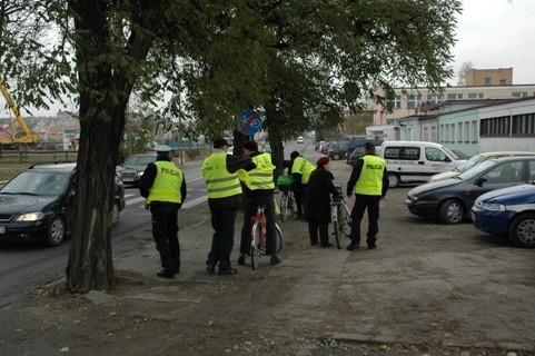 Gostyń: Policjanci rozdawali kamizelki odblaskowe [ZDJĘCIA]