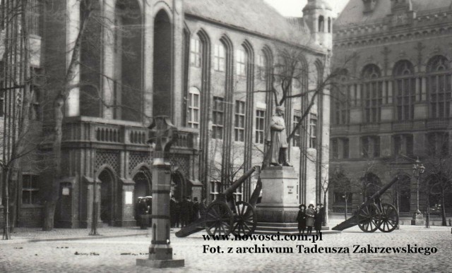 Pomnik cesarza Wilhelma, dwie zdobyte w 1914 roku belgijskie armaty i wojenny żelazny krzyż opisany w "Roczniku Toruńskim" z 2016 roku przez prof. Magdalenę Niedzielską