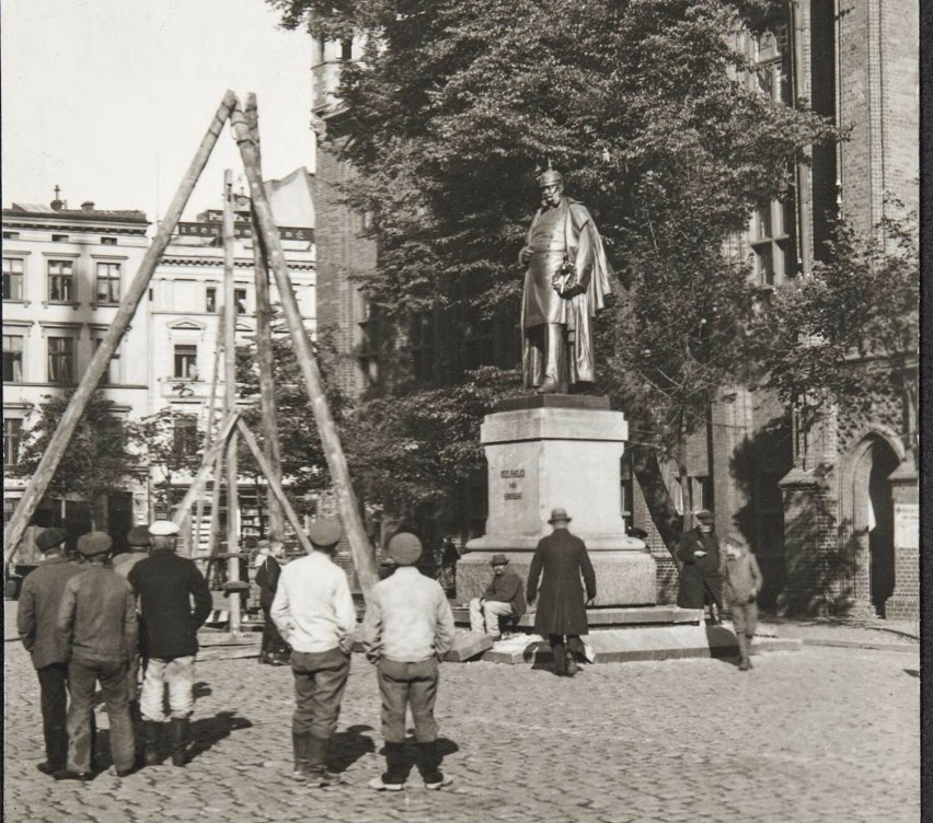 Pomnik cesarza Wilhelma na Rynku Staromiejskim w Toruniu tuż...