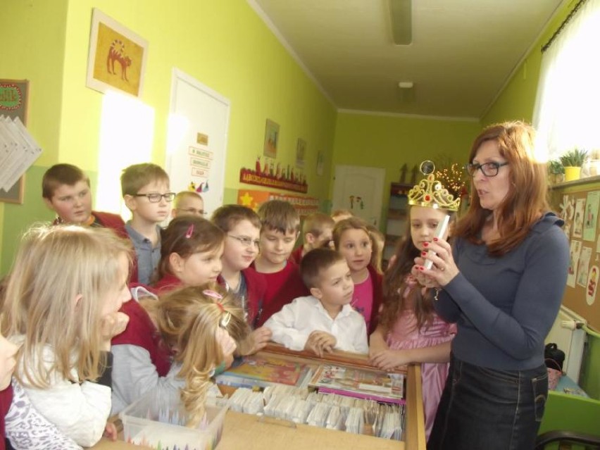 Mali czytelnicy z Zespołu Szkół w Starym Polu. Pasowanie w szkolnej bibliotece