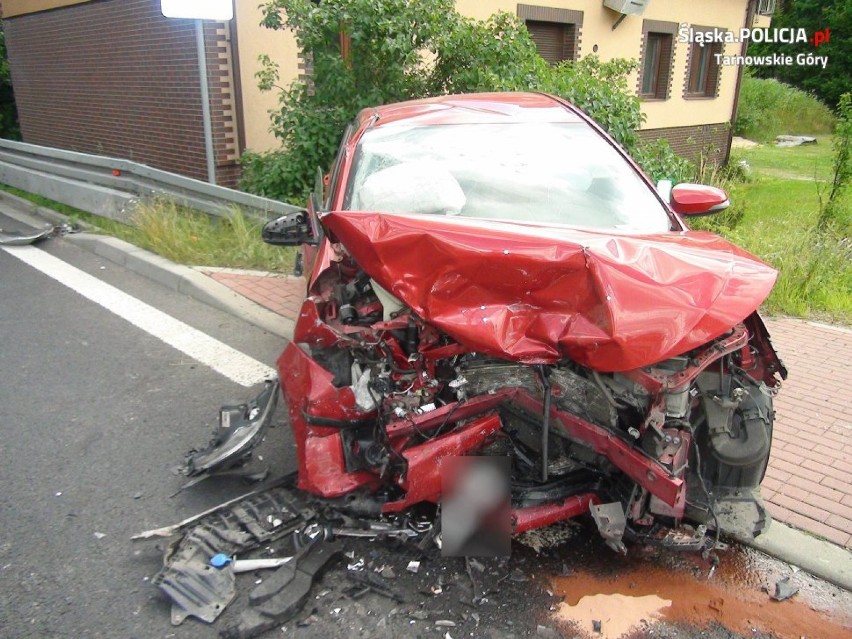 Wypadek w Pustej Kuźnicy. Zderzyły się czołowo dwie toyoty, kierowcy w szpitalu