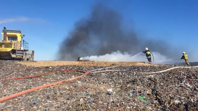 Pożar składowiska odpadów w Ruszczynie? Nie, to tylko ćwiczenia strażaków z Radomska i jednostek OSP