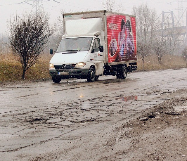 Tak wygląda droga 790 w Dabrowie Górniczej. Pełno tu podskakujących na dziurach ciężarówek