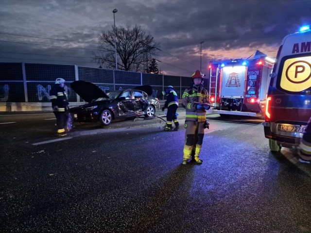 W wyniku zderzenia bmw z renaultem pomocy medycznej wymagała jedna osoba. Na miejscu działali też strażacy i policja