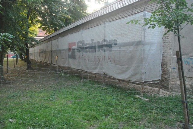 Mur przy lapidarium w Lesznie - początek renowacji od strony Al. Jana Pawła II