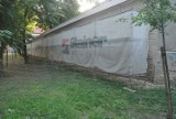 Mur przy lapidarium w Lesznie - zaczął się kolejny etap renowacji [ZDJĘCIA]