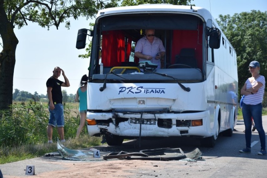 Nowy Dwór Gdański. Zderzenie autobusu z osobówką